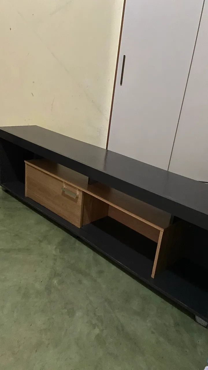 rack para TV estilo Ravenna com acabamento em grafite e madeira