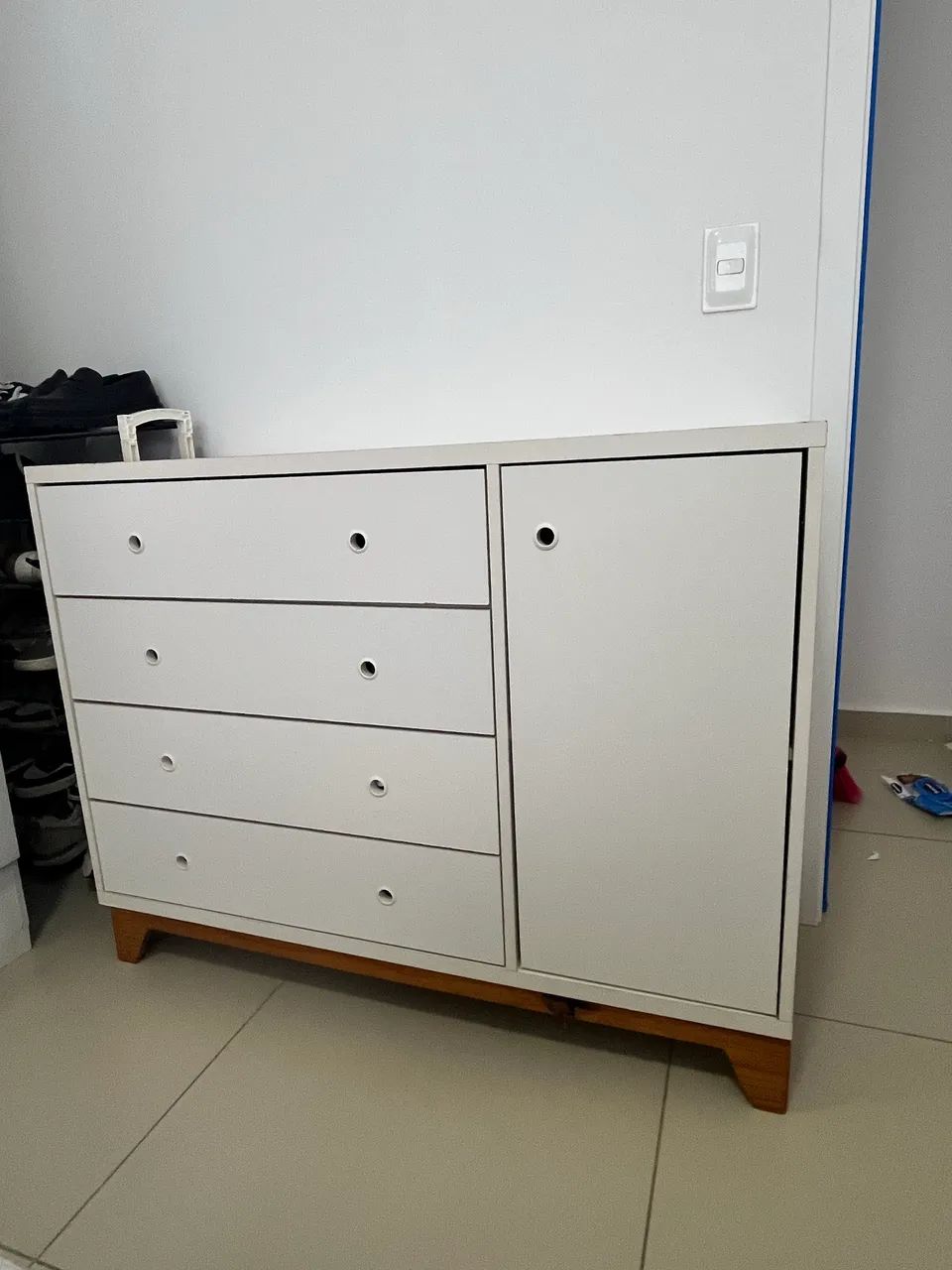Vendo cômoda com 4 gavetas em excelente estado