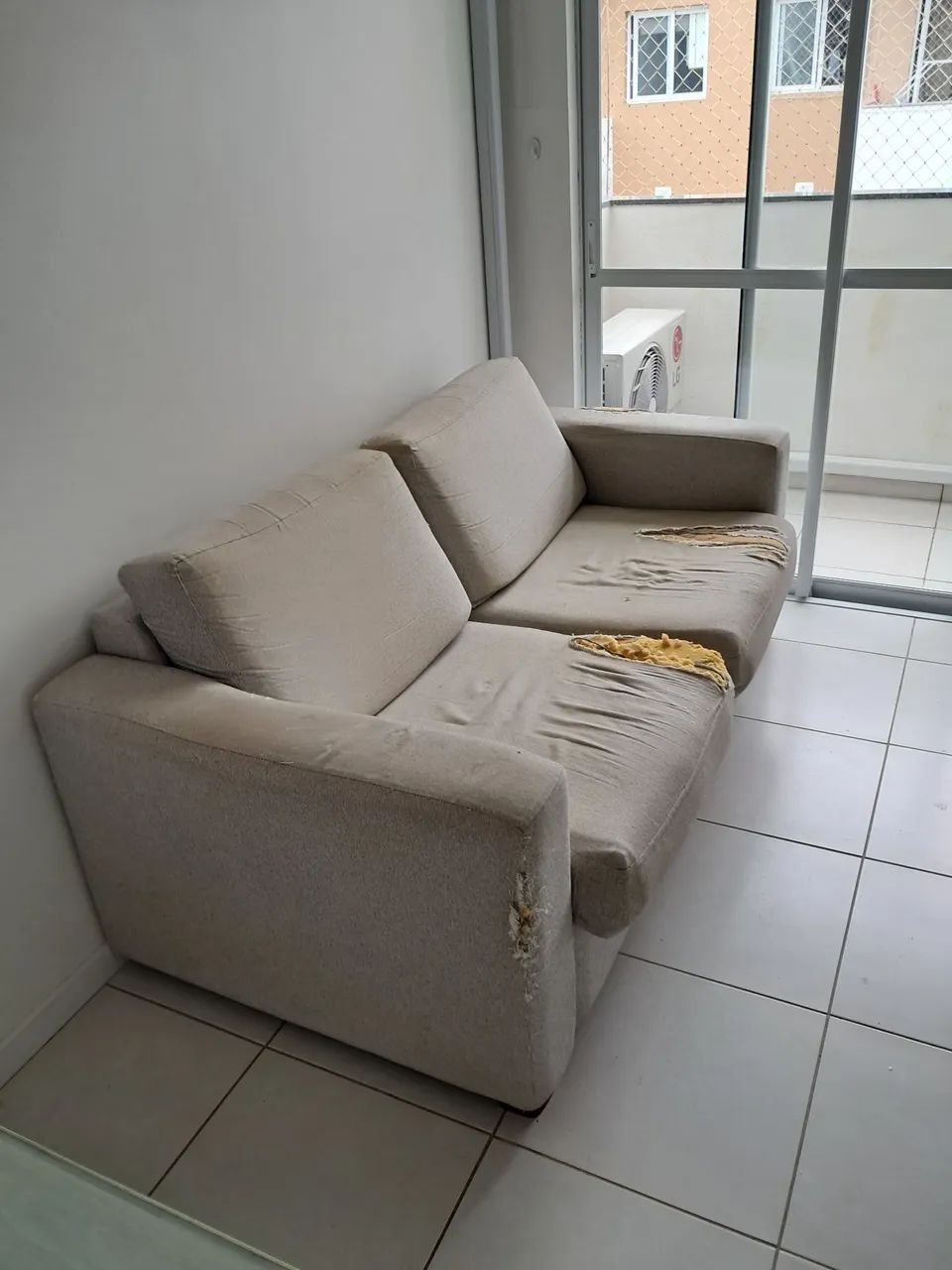 Sofá com colchão dentro, com desgastes feitos pelos gatos - Foto 2