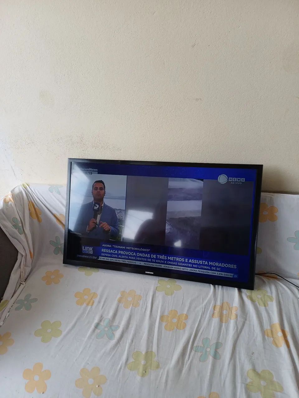 TV 32polegadas seme nova...