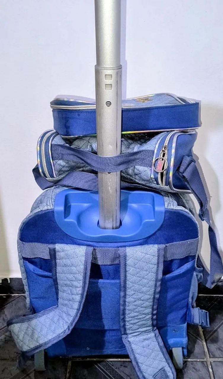 Mochila  Menina de Rodinhas Com Lancheira Térmica e Estojo  - Foto 4