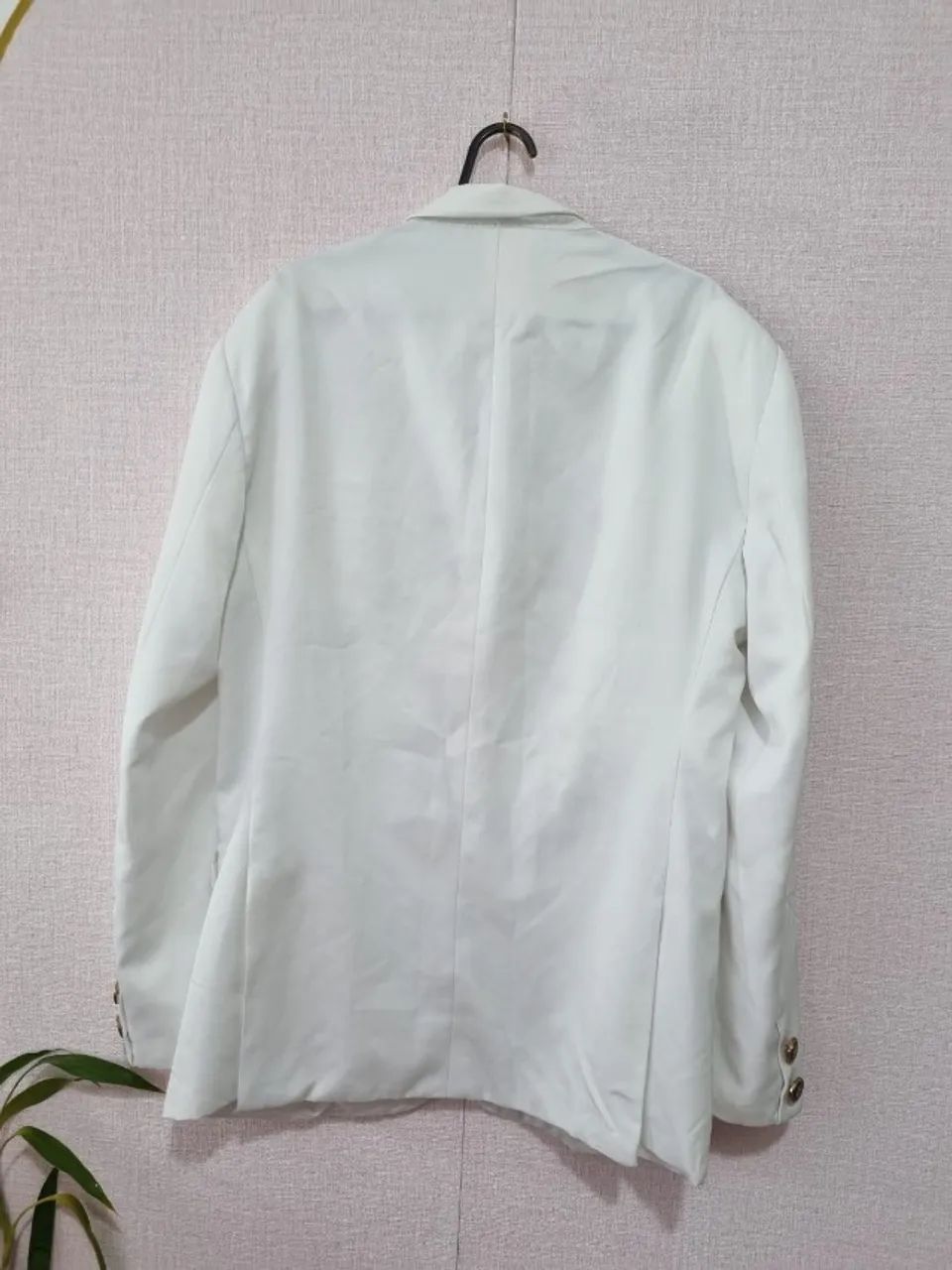 BLAZER BRANCO COM BROCHE PRETO E DOURADO - Foto 5