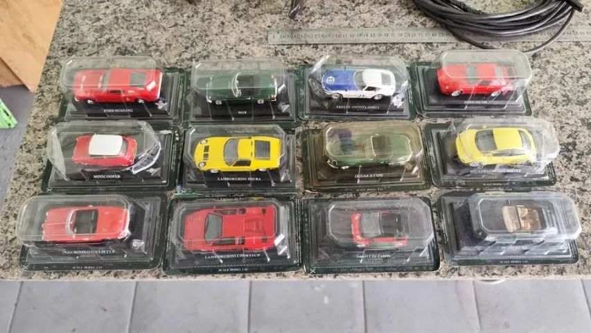 lote com 12 veículos escala 1:43