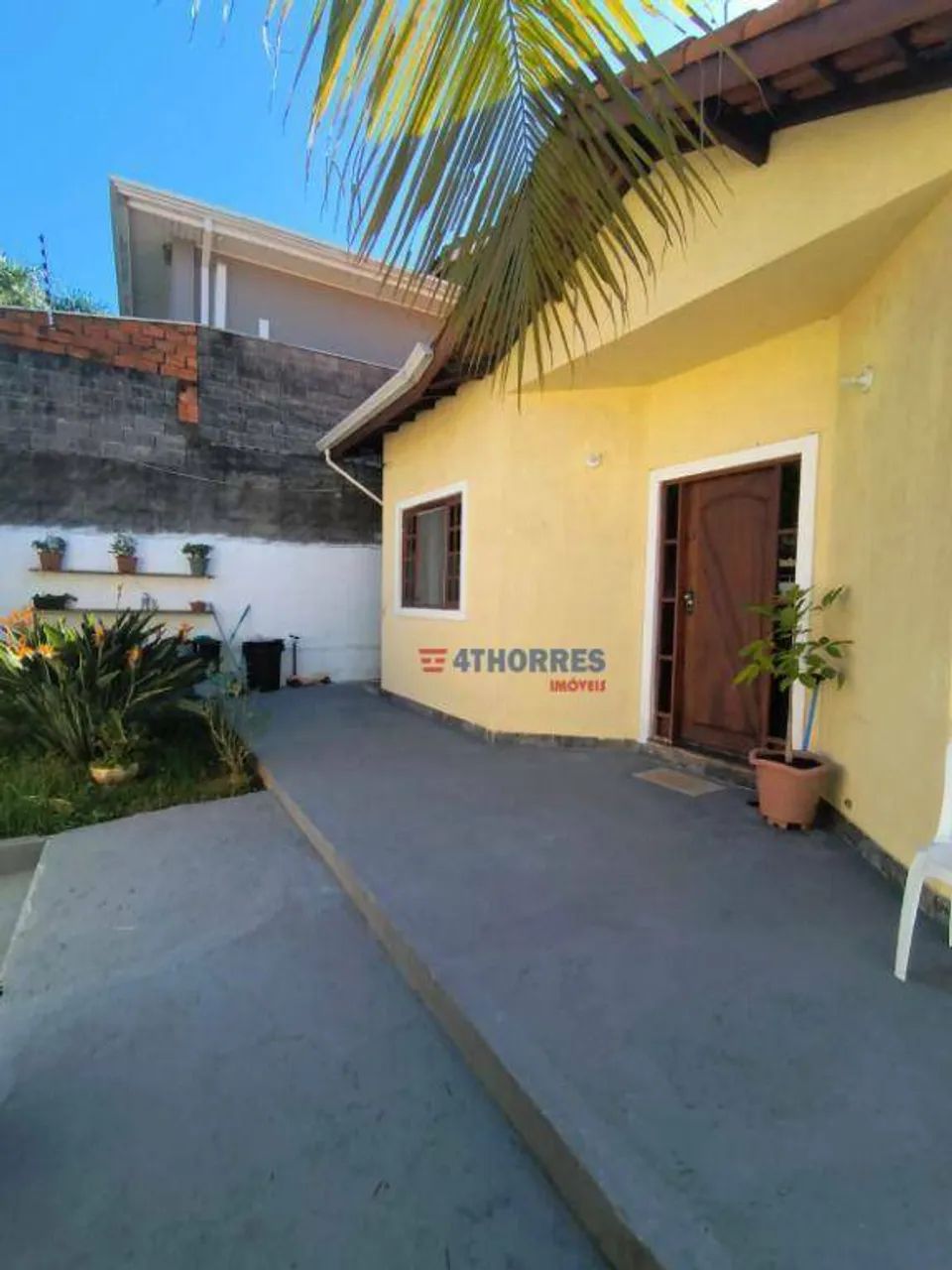 Casa Térrea com área externa pavimentada e jardim