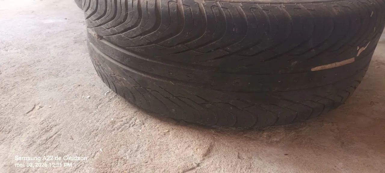 Duas jantes de carro com pnes