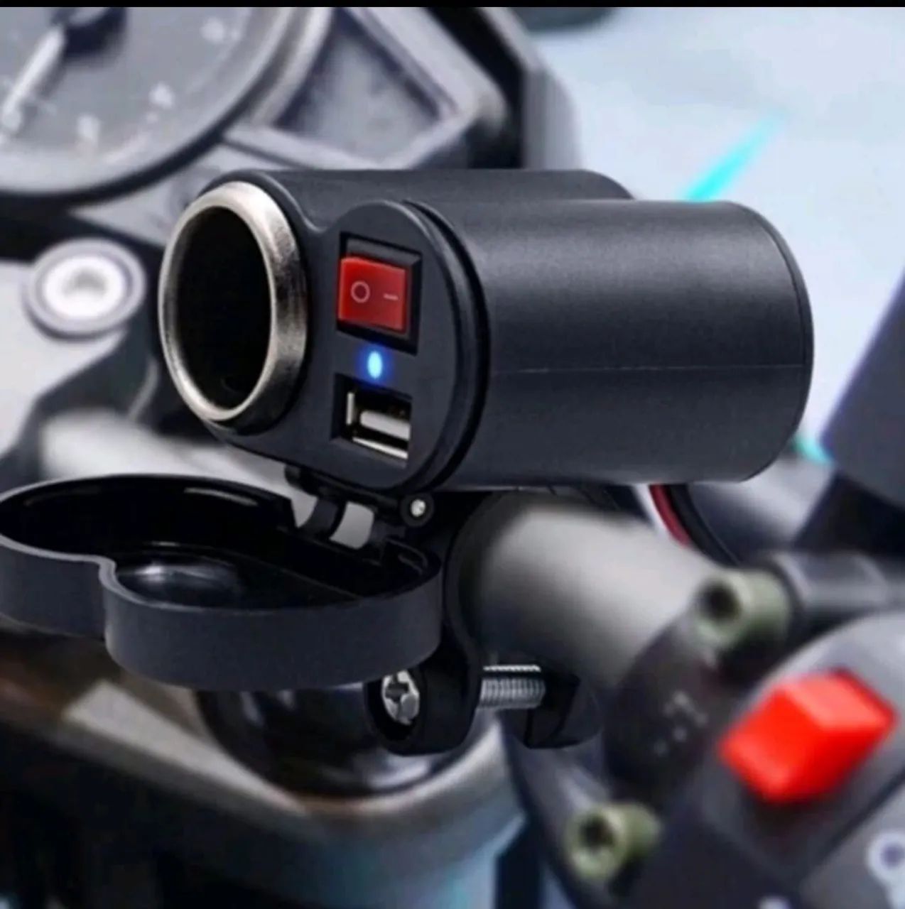 Carregador de tomada para moto com entrada USB e 12V - Foto 2