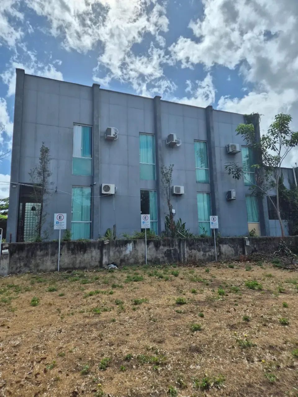 PRÉDIO COMERCIAL E TERRENO
