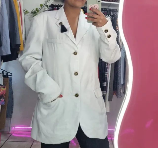 BLAZER BRANCO COM BROCHE PRETO E DOURADO - Foto 4