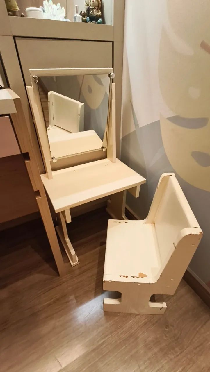 Penteadeira infantil em madeira maciça com cadeirinha