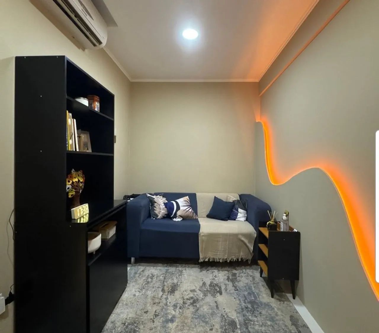 Estante com mesa retrátil