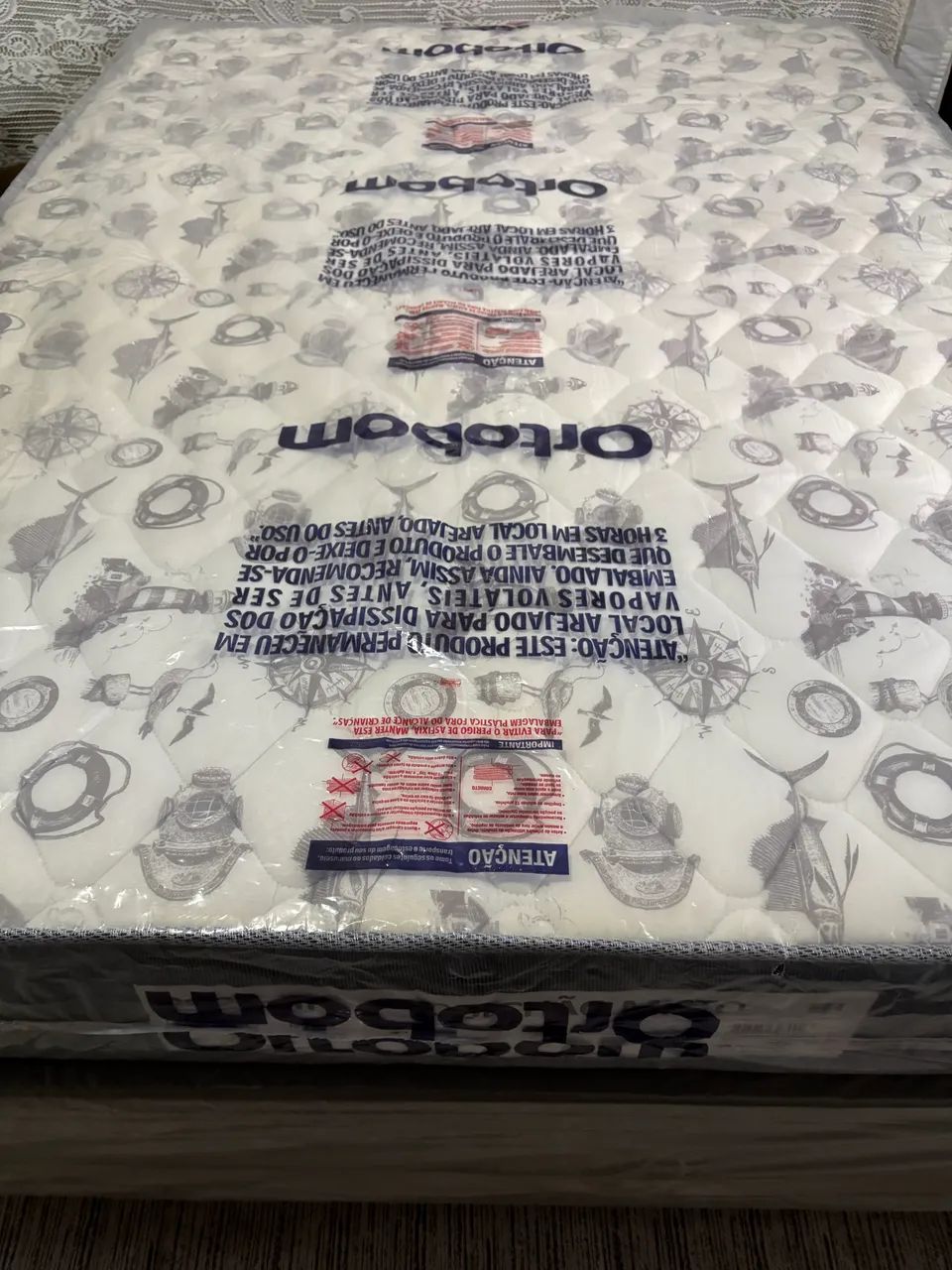Cama de casal com box em suede 