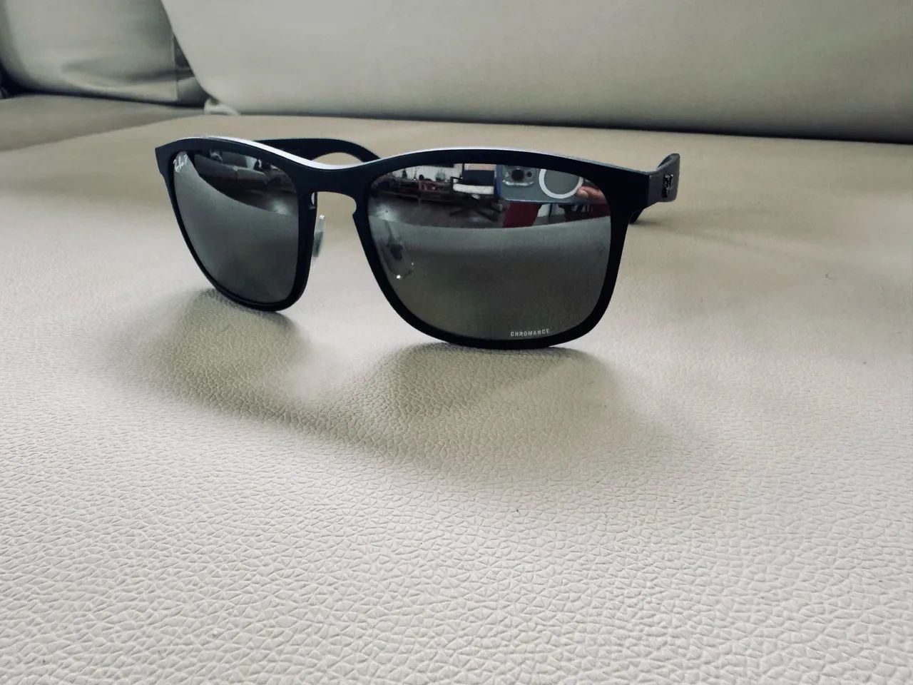 óculos de sol Ray-Ban RB4264 com hastes pretas e lentes polarizadas - Foto 3