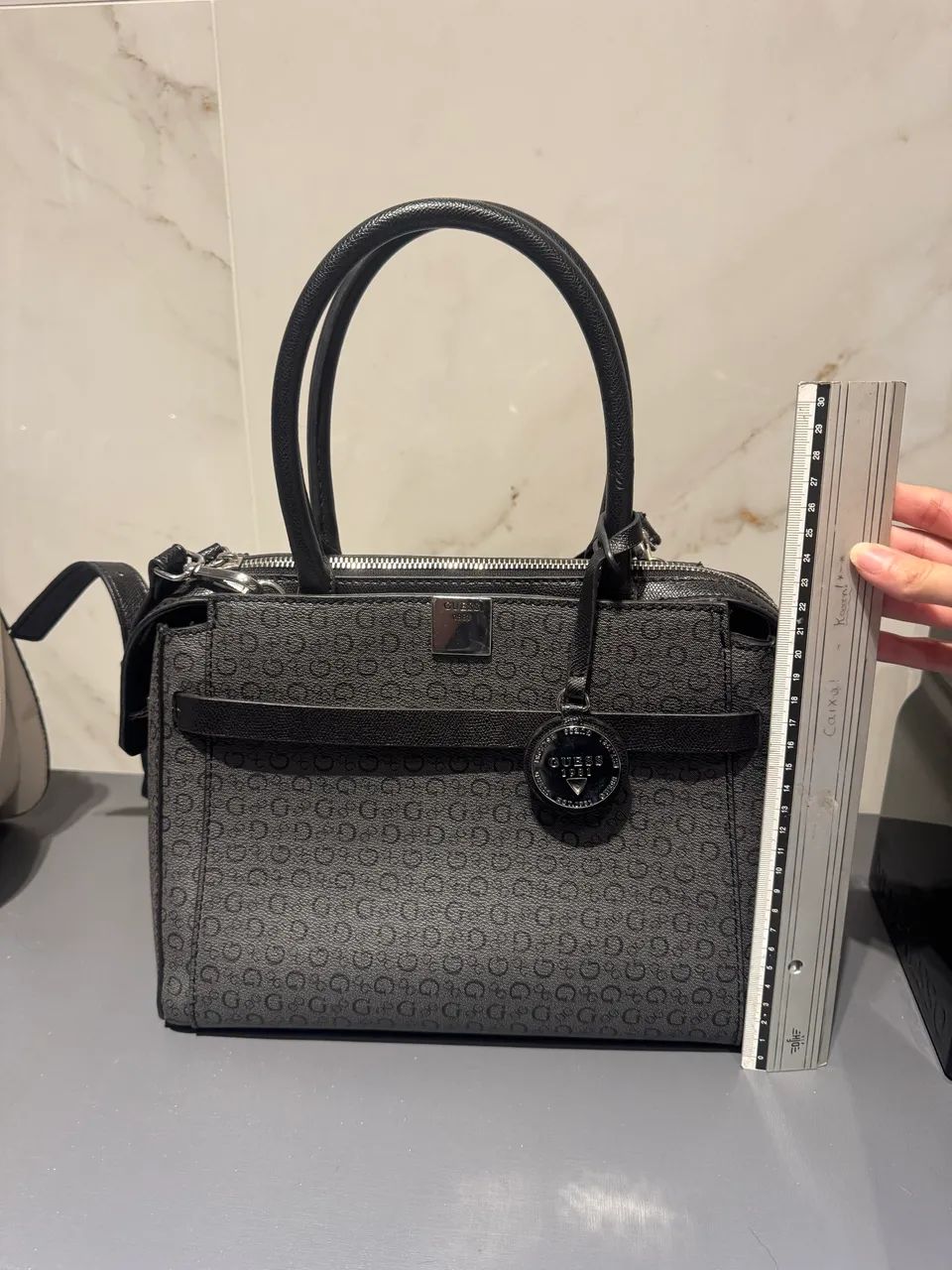 Bolsa Guess cinza média - Foto 3