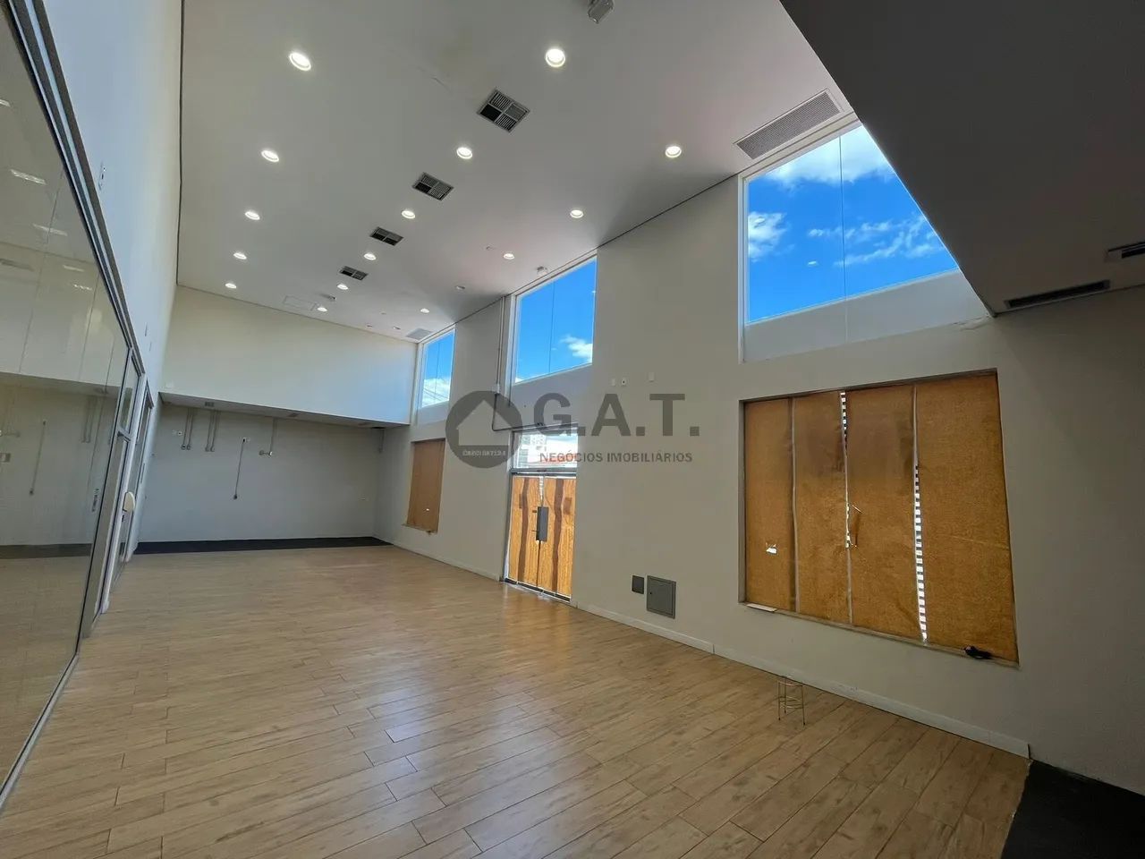 Prédio Comercial à Venda em Sorocaba-SP, 2 Quartos, 2 Salas, 700m², no Wanel Ville!