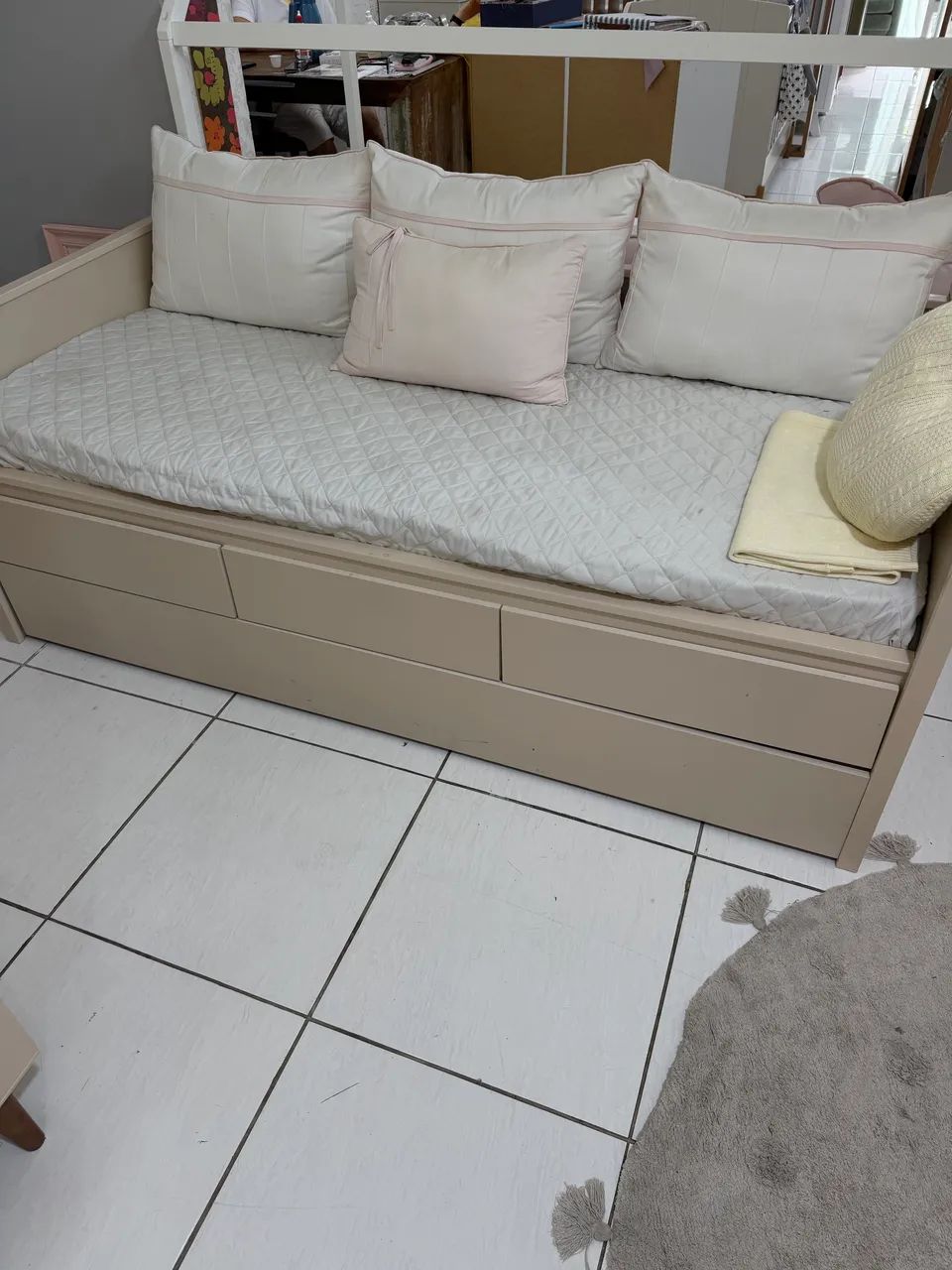 Cama com auxiliar e gavetas 