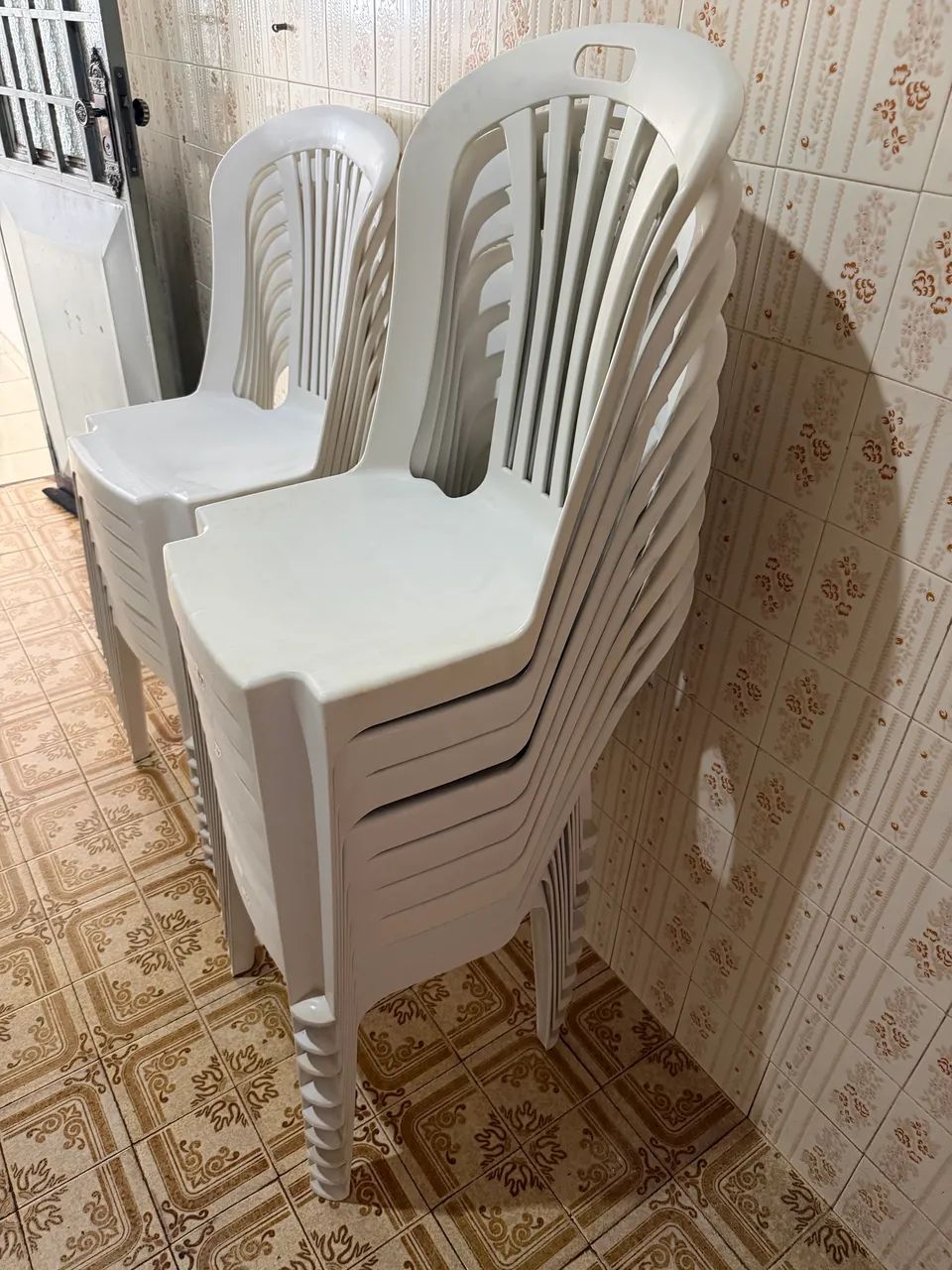 Vende 17 cadeiras de plásticos sem apoio para os braços R$ 750,00 todas  - Foto 3