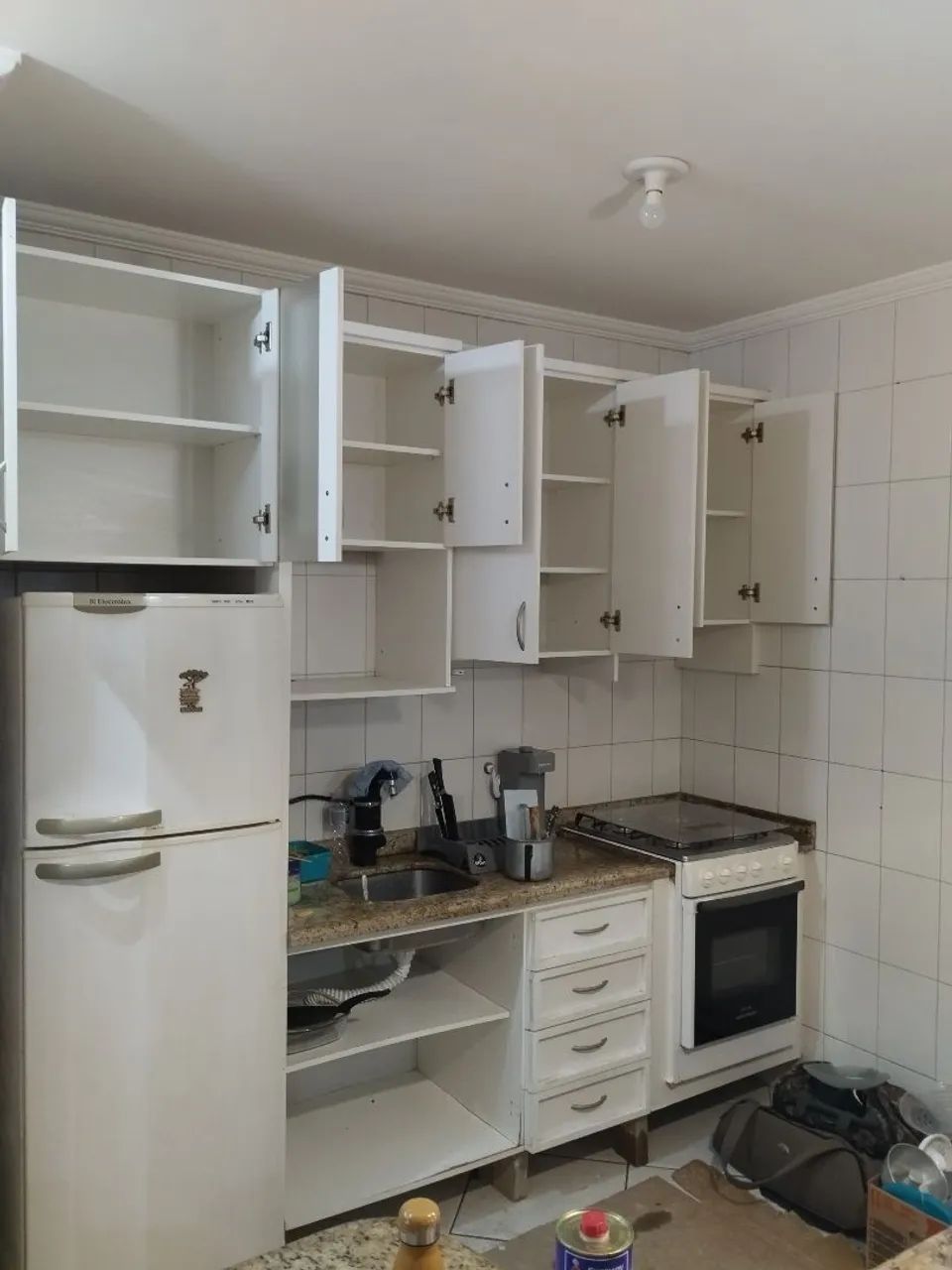 Vendo armários de cozinha branco com puxadores