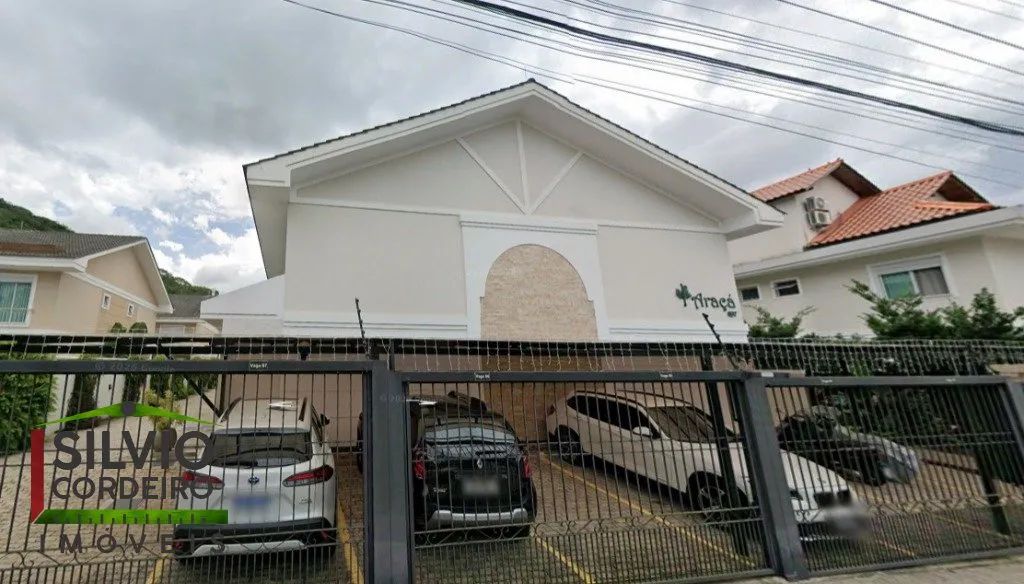 Triplex com 03 Dormitórios - Canto dos Araçás