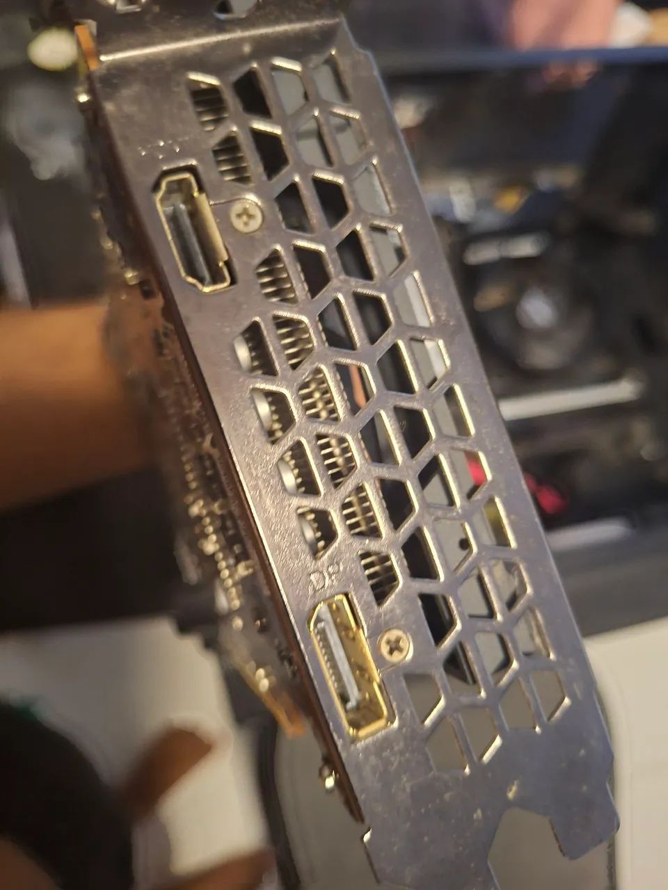 Radeon RX 6500 XT 4 GB usada - Foto 2