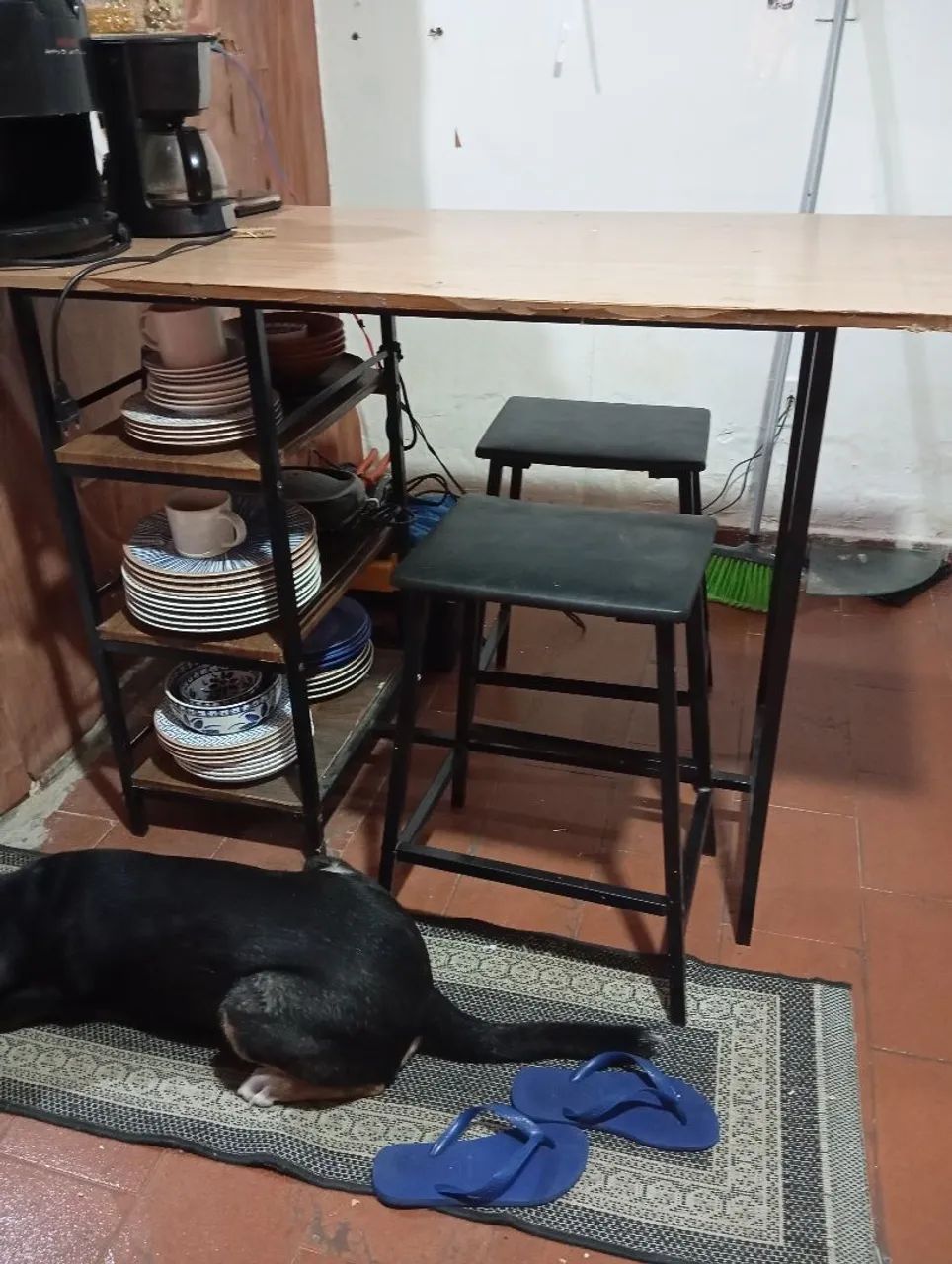 Mesa com duas banquetas