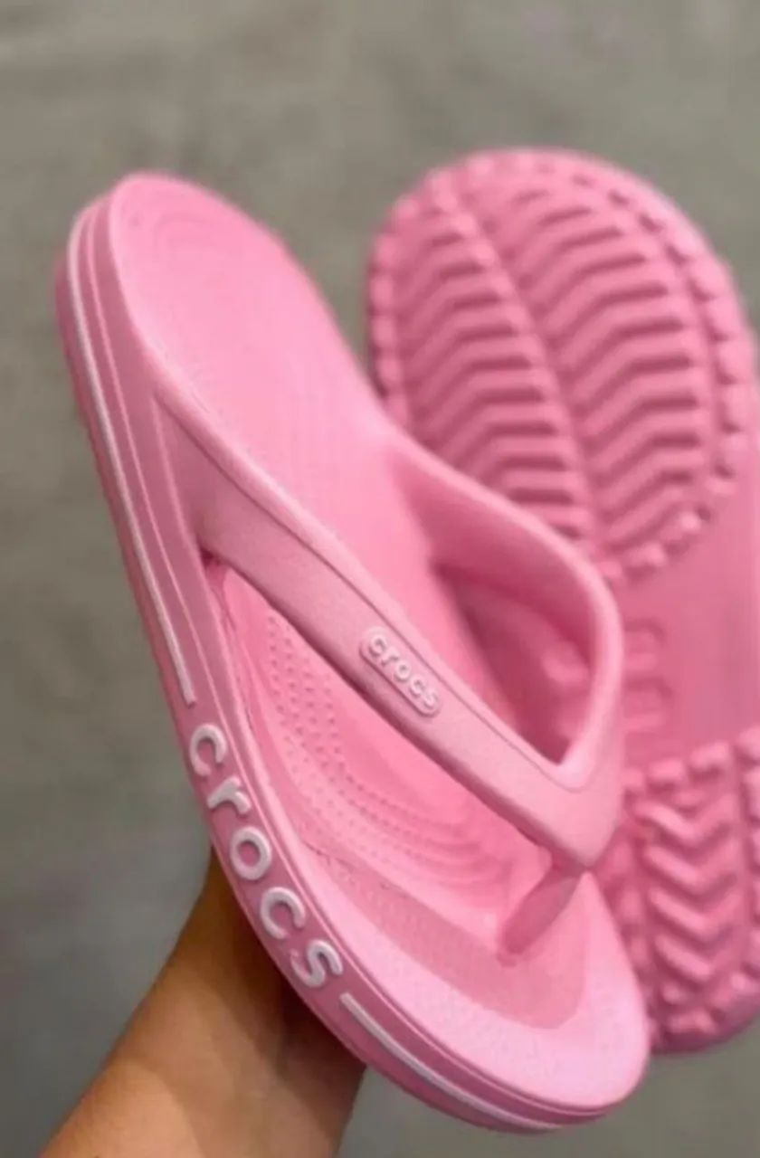 crocs azul marinho e rosa