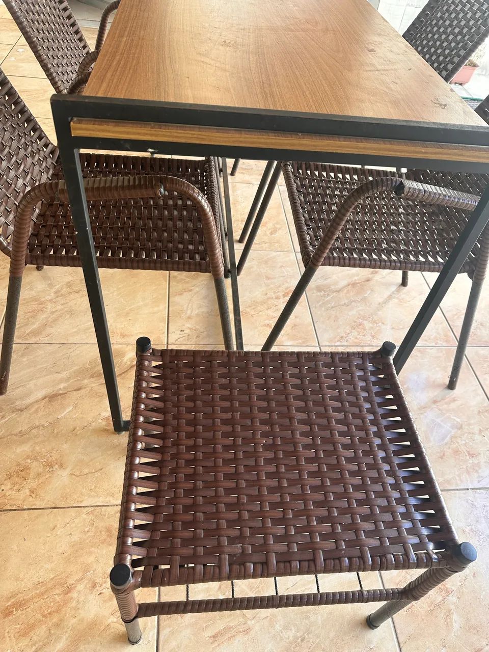 Mesa com 04 cadeiras e mesinha 