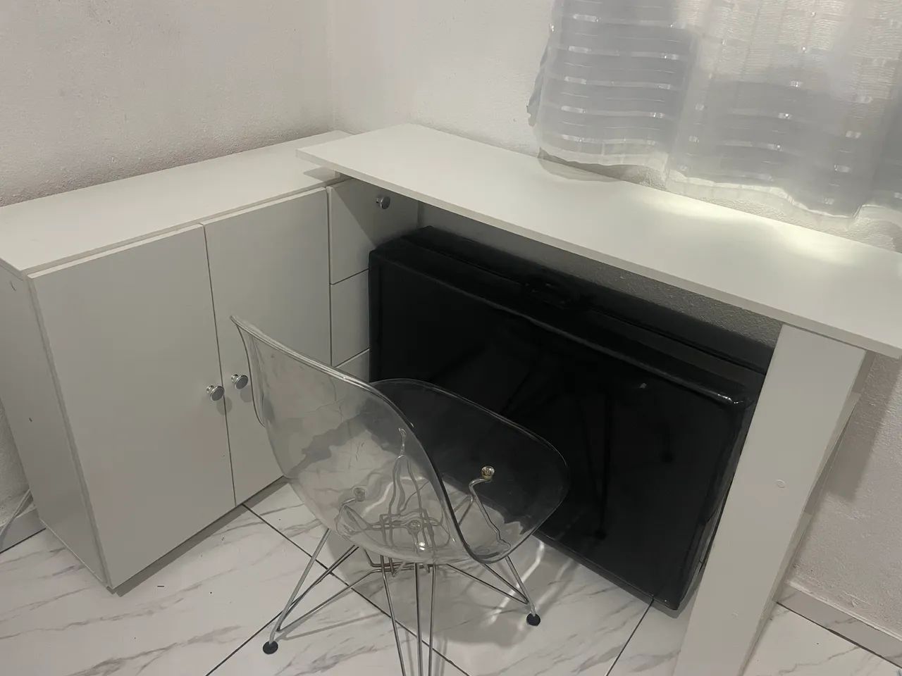 Vendo Mesa com 3 gavetas e uma cadeira - Foto 2