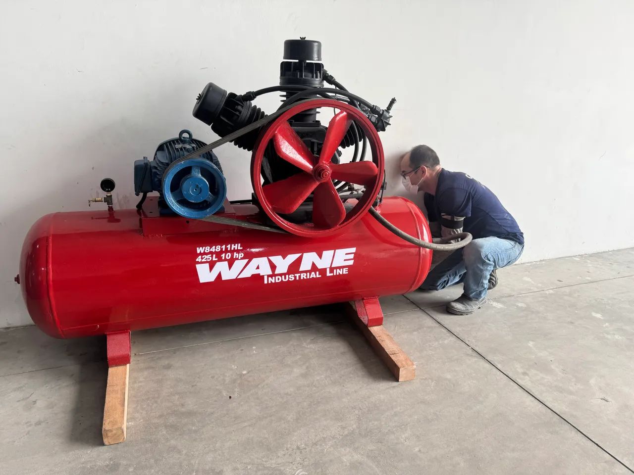 Vendo compressor de ar 3 cabeças 450 litros - Foto 2