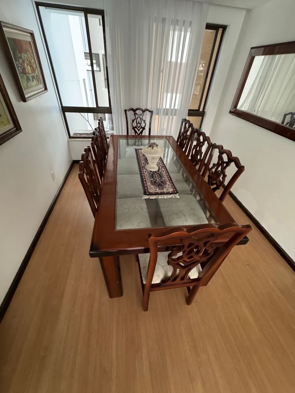 Vendo mesa com 8 cadeiras  - Foto 2