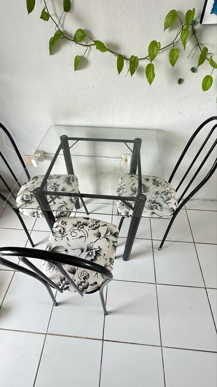 Mesa tubular de vidro com 4 cadeiras 