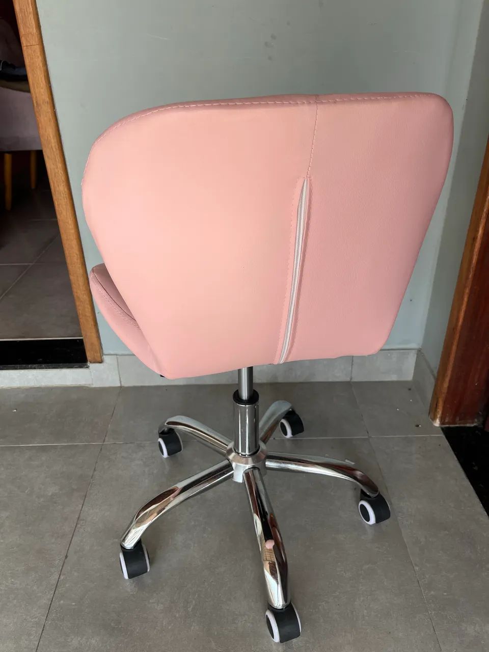 Cadeira Eiffel Slim Giratória com Estofado Penteadeira Base Cromada Evolux