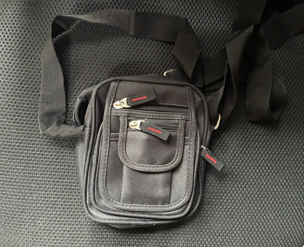Shoulder bag preta com com 6 divisões 
