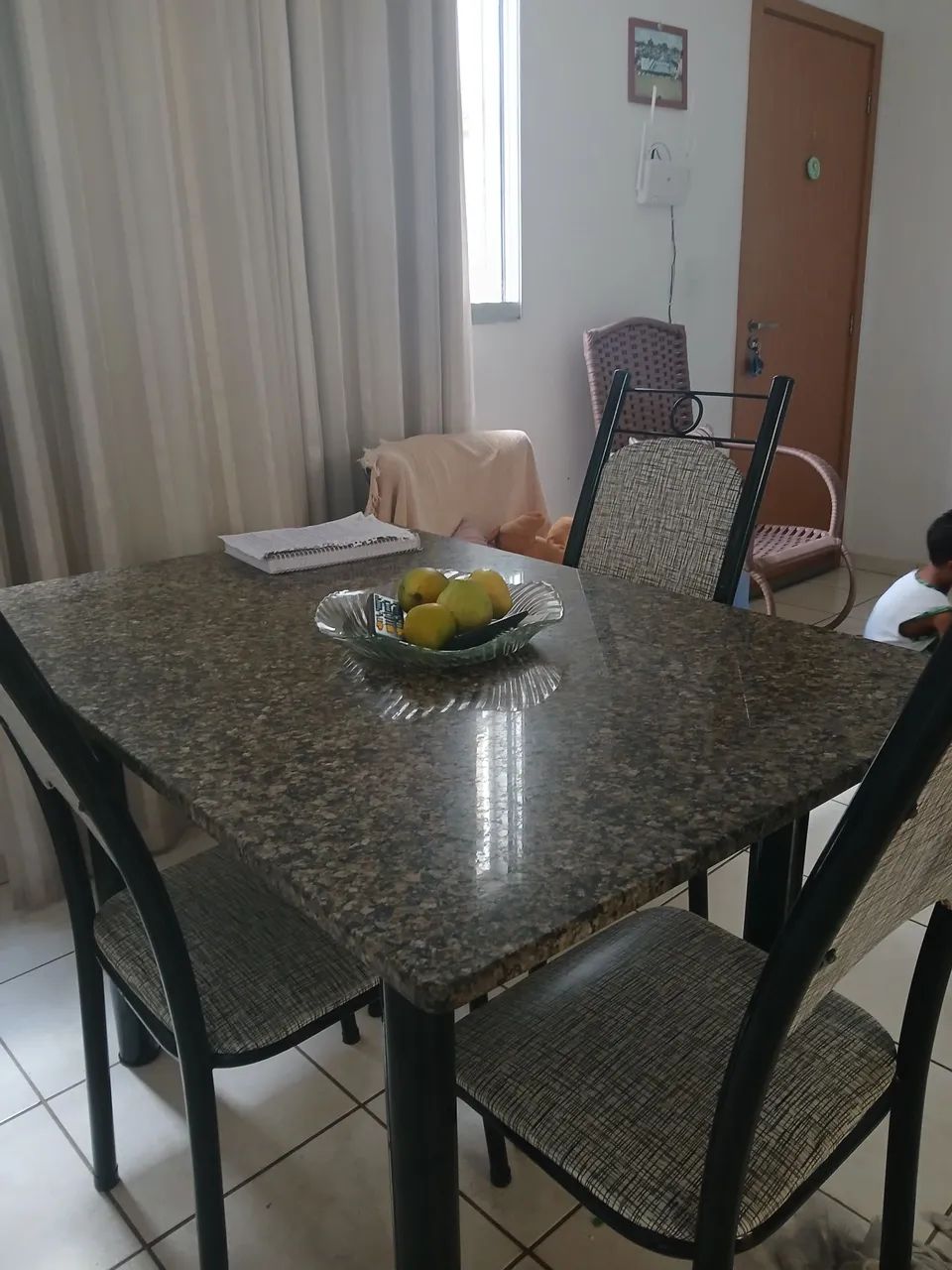 Mesa de mármore com 4 cadeiras preta. - Foto 3