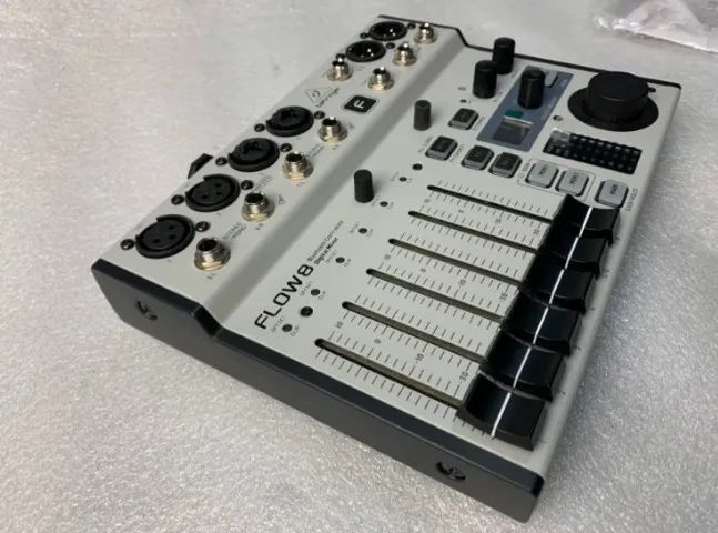 Behringer Flow 8 - mesa-mixer de áudio digital e interface de som
