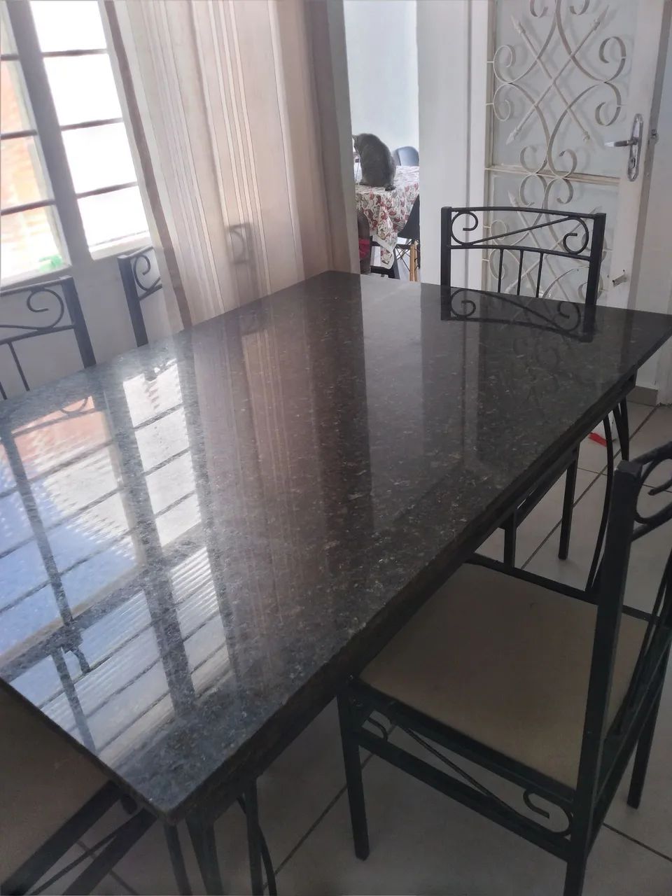 Mesa de ferro com 4 cadeiras tampo de granito - Foto 2