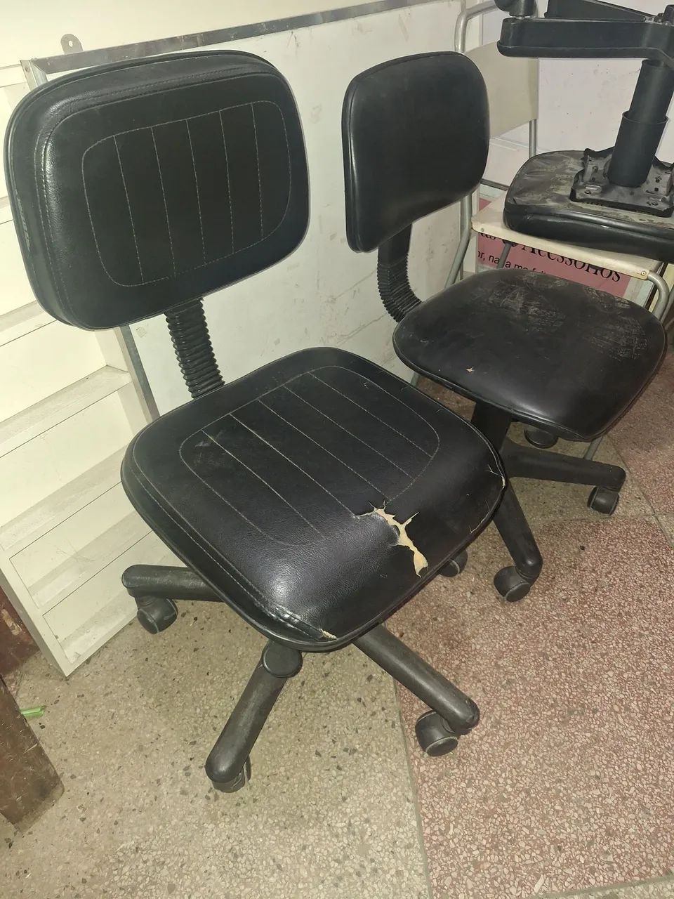 Cadeiras para escritório com avaria.  - Foto 2