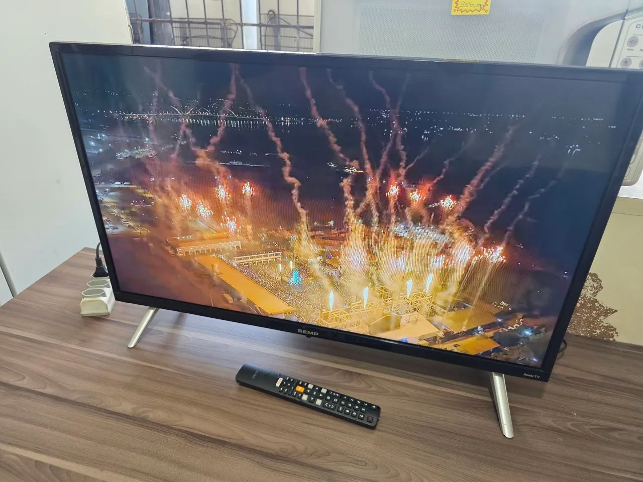 Tv semp 32 polegadas smart semi nova funcionando perfeitamente 