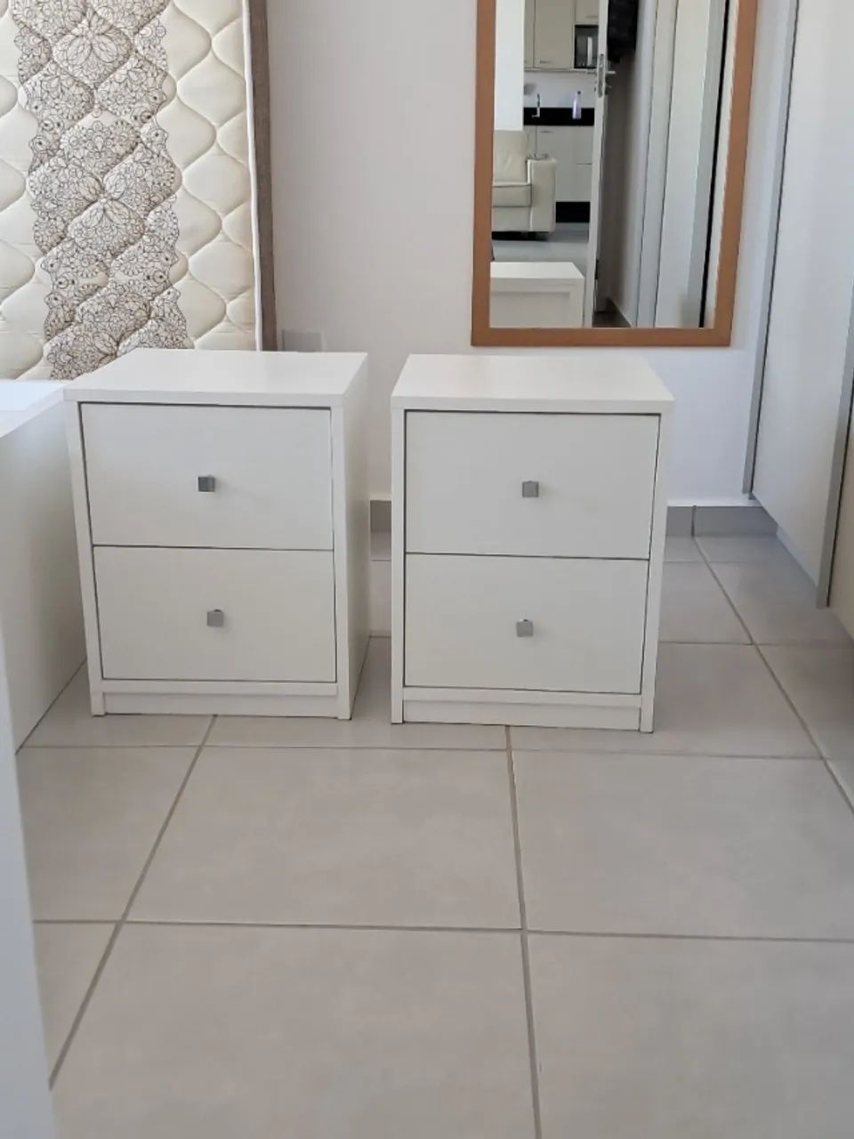 Cama de casal e mesas de cabeceira 