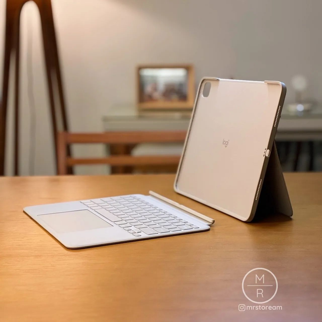 Logitech Combo Touch p/ iPad Pro 13 Pol. (M4 / M5) / Garantia