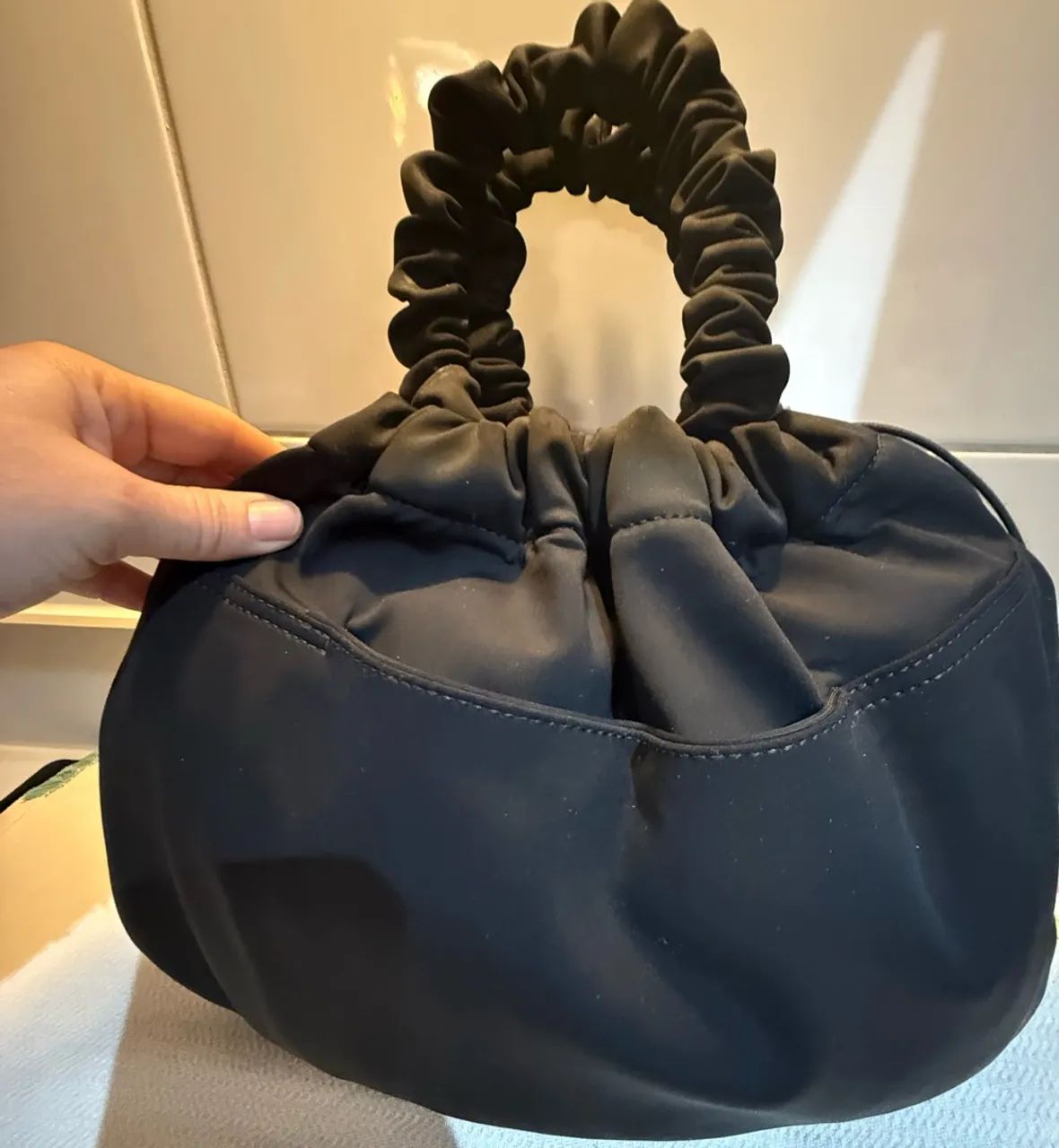 Bolsa Schutz em nylon preta  - Foto 4