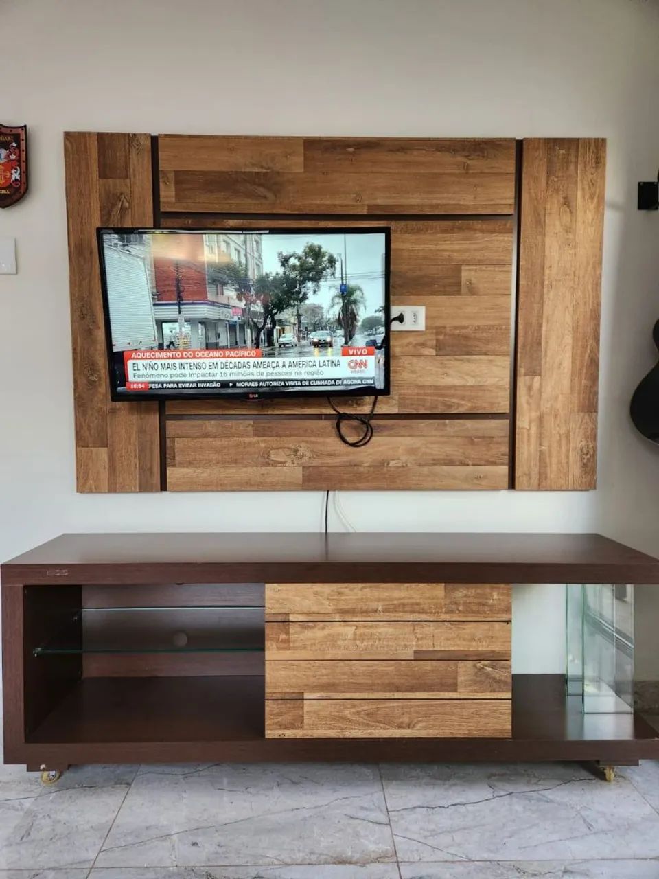 Rack com prateleiras, gavetas e painel em MDF. R$ 500,00