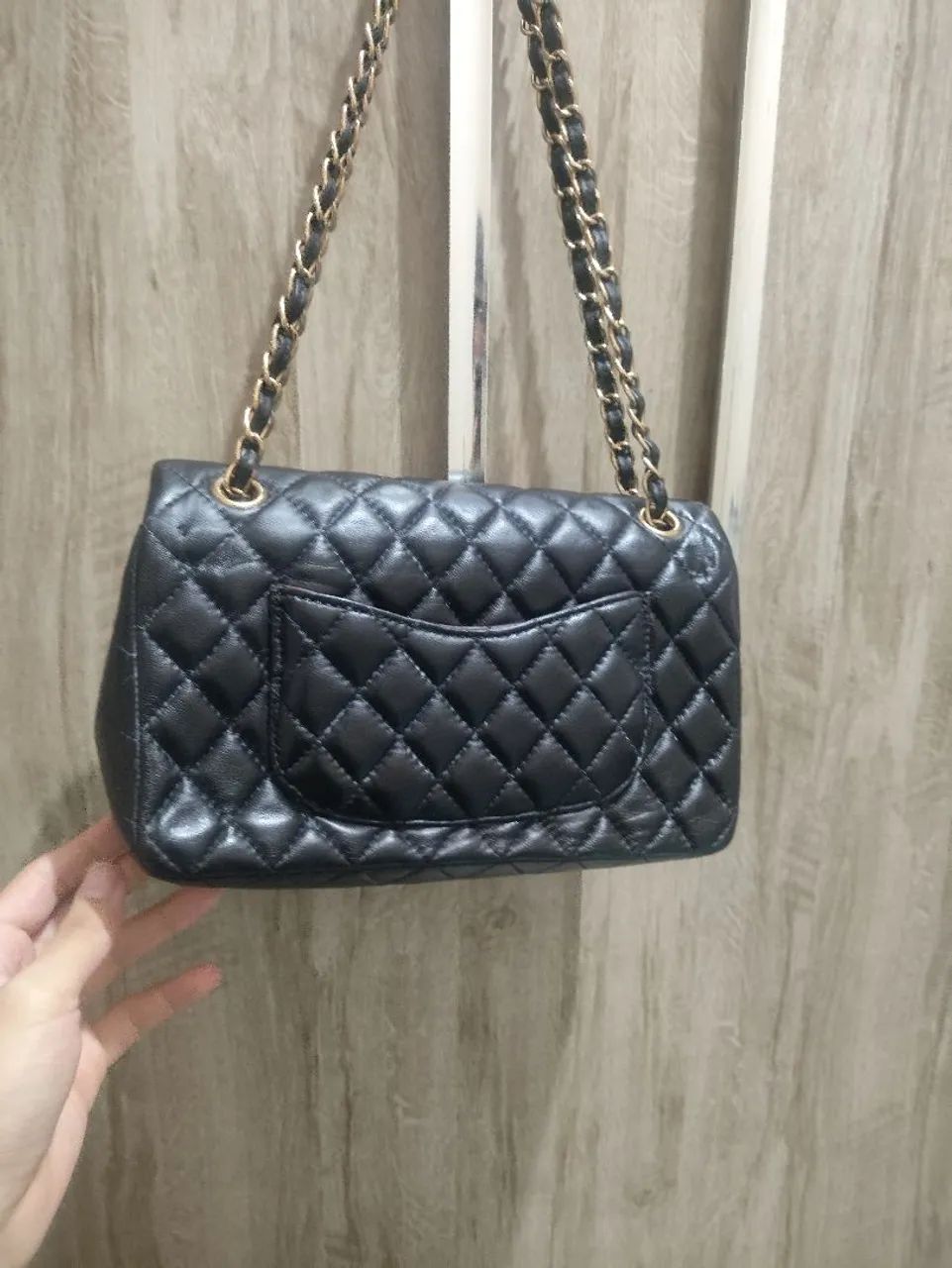 BOLSA ESTILO CLÁSSICA CHANEL, PRETA COM CORRENTE DOURADA - Foto 3