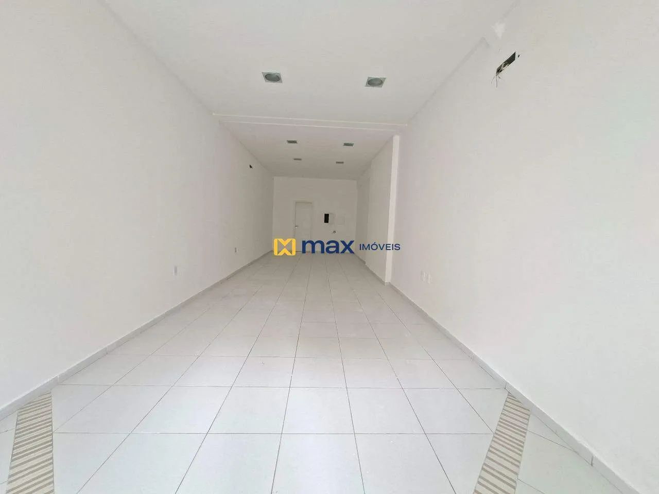 Sala comercial para alugar no Edifício Isadora Cristina, no Centro de Balneário Camboriú