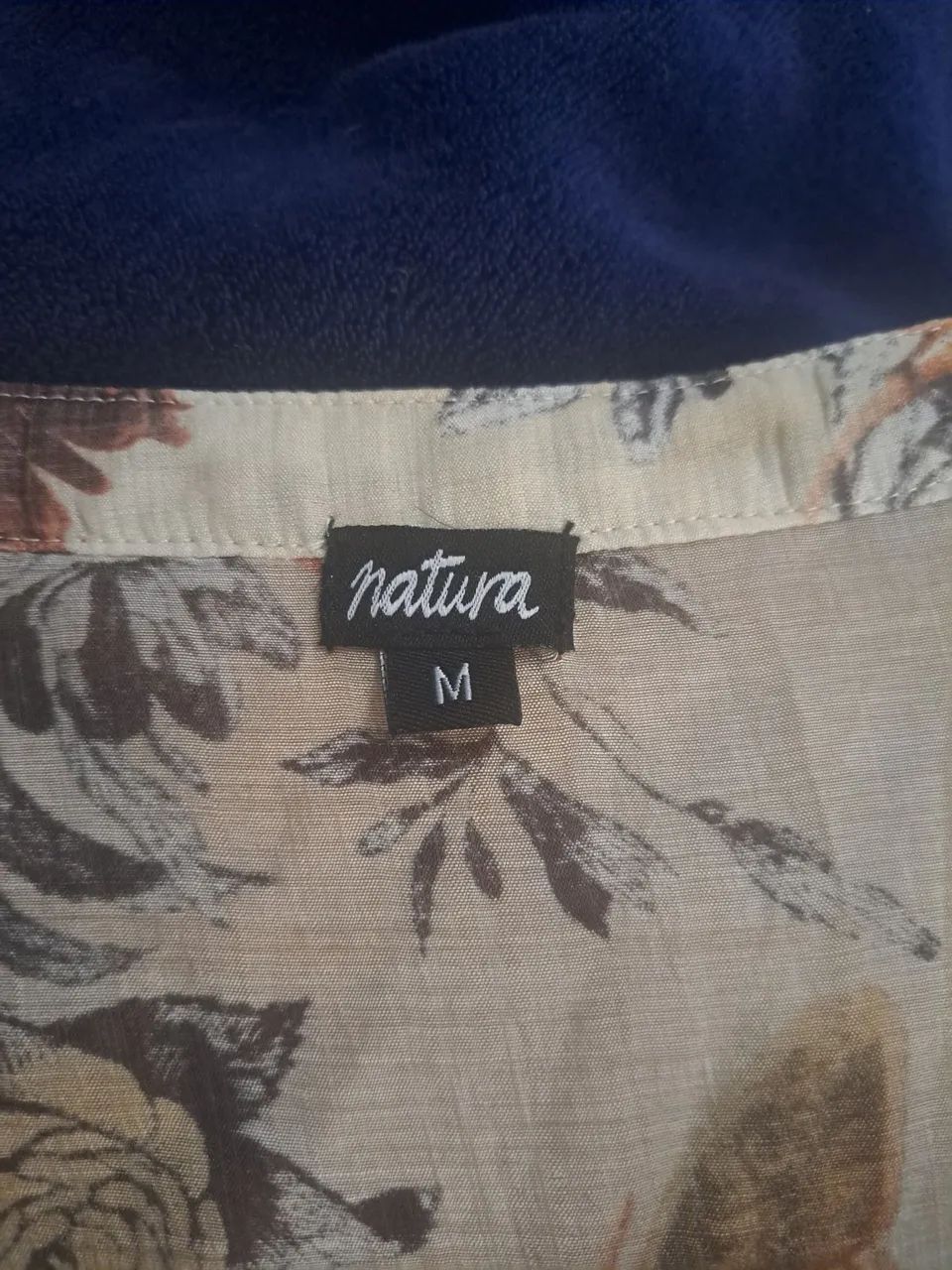 Camisa manga longa  floral com lindos pássaros e calopsitas M - Foto 3