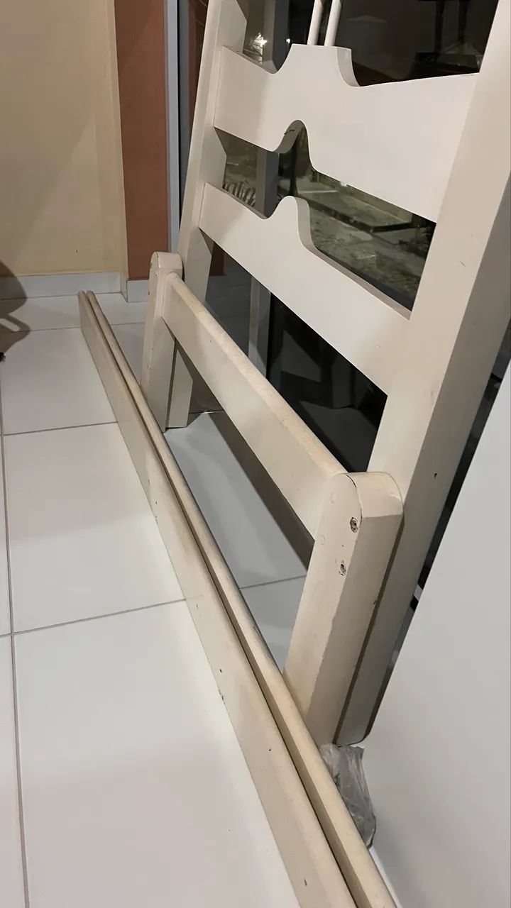 Vendo cama de solteiro de madeira boa  - Foto 3