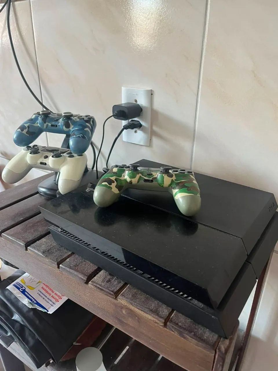 PS4 com 3 controles e suporte  - Foto 3