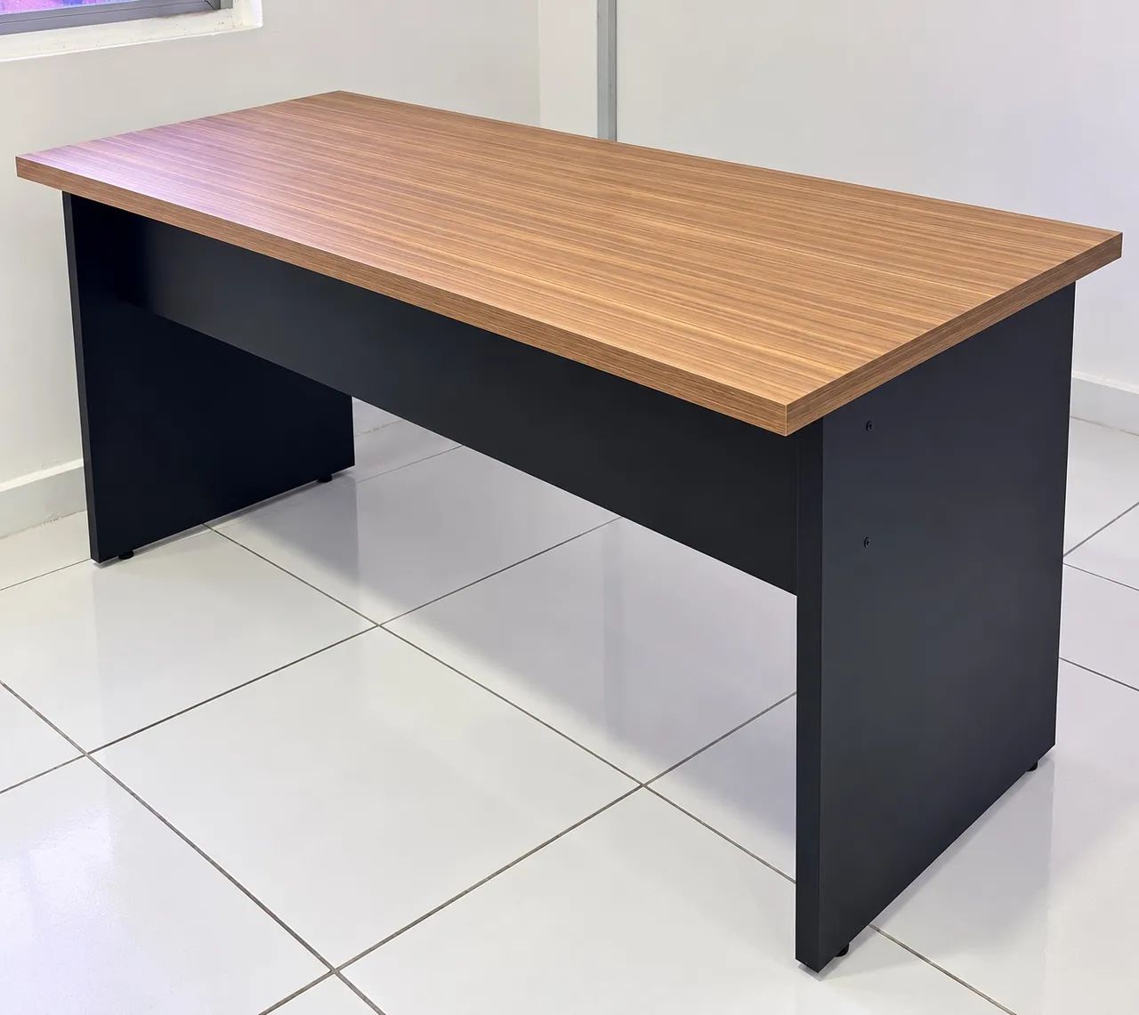 Mesa de escritório já montada com duas gavetas - Foto 2