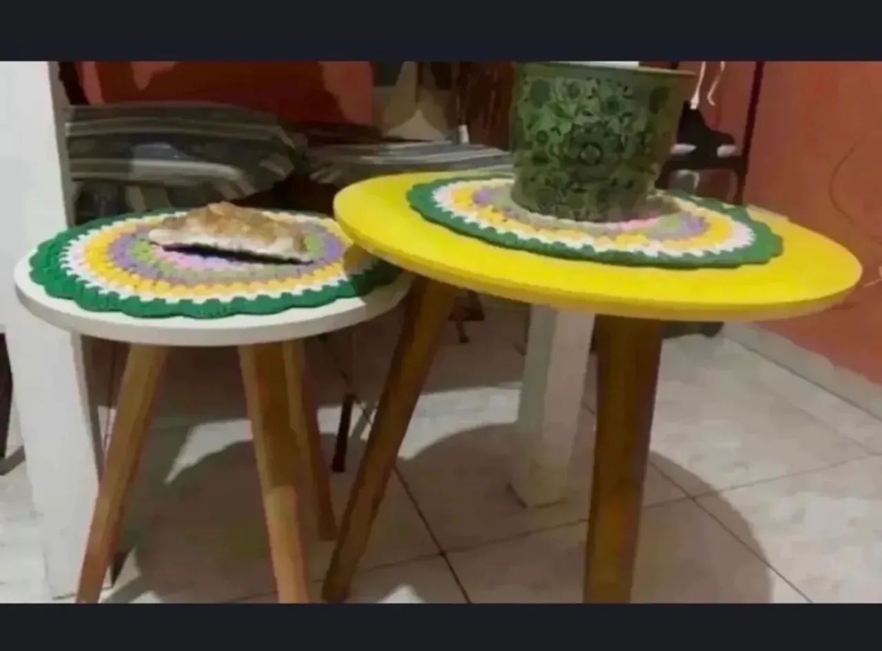 Duas mesas de canto 