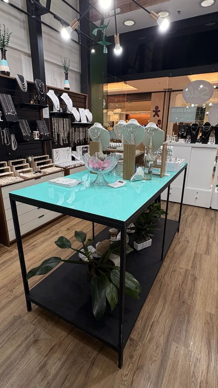 Mesa metálica com tampo de vidro verde 