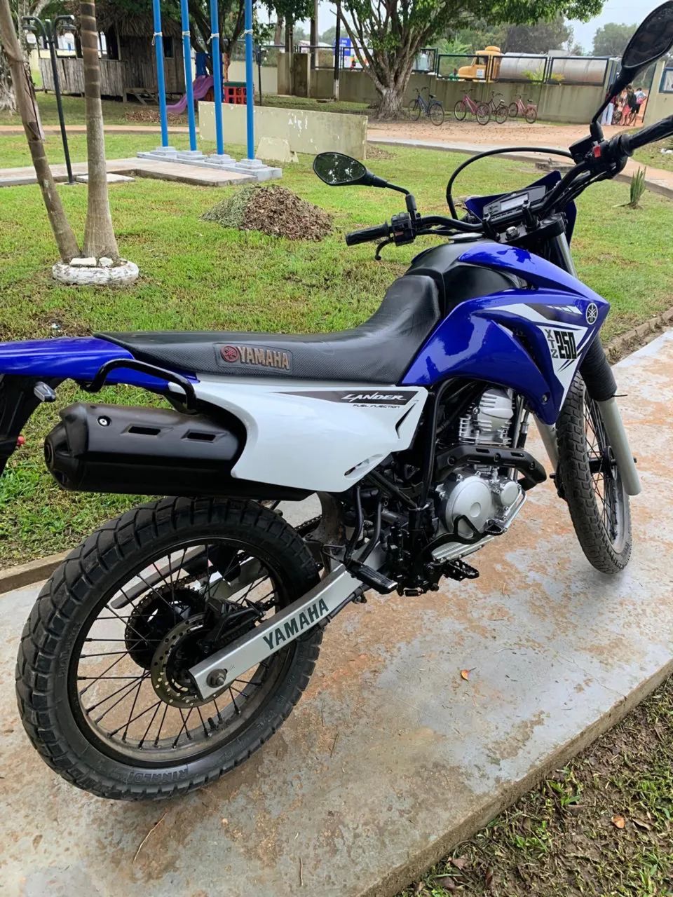 Lander 250 pouco rodada 